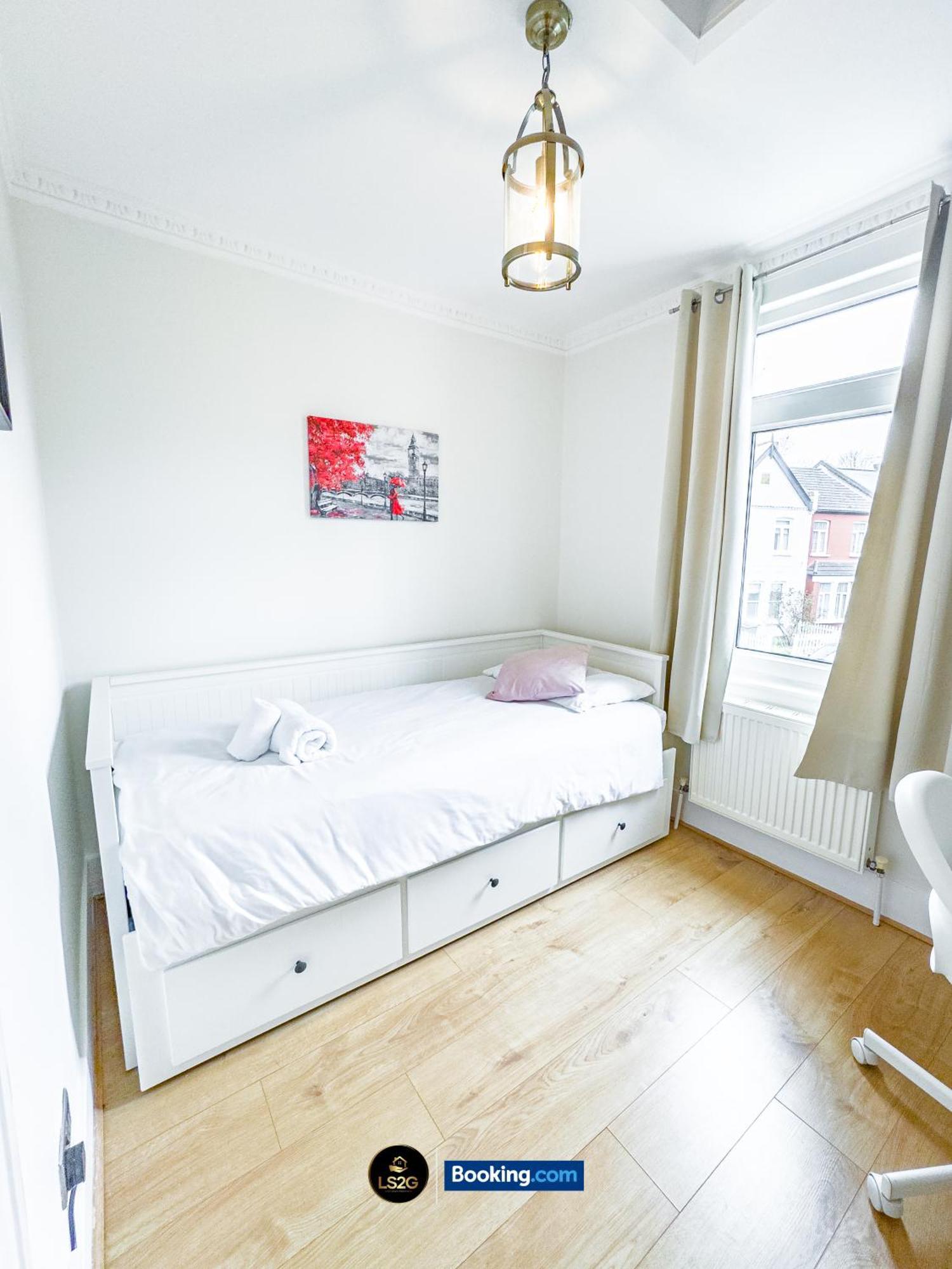 Stunning House By Ls2G Short Lets & Serviced Accommodation Greater London With Free Wifi Buitenkant foto
