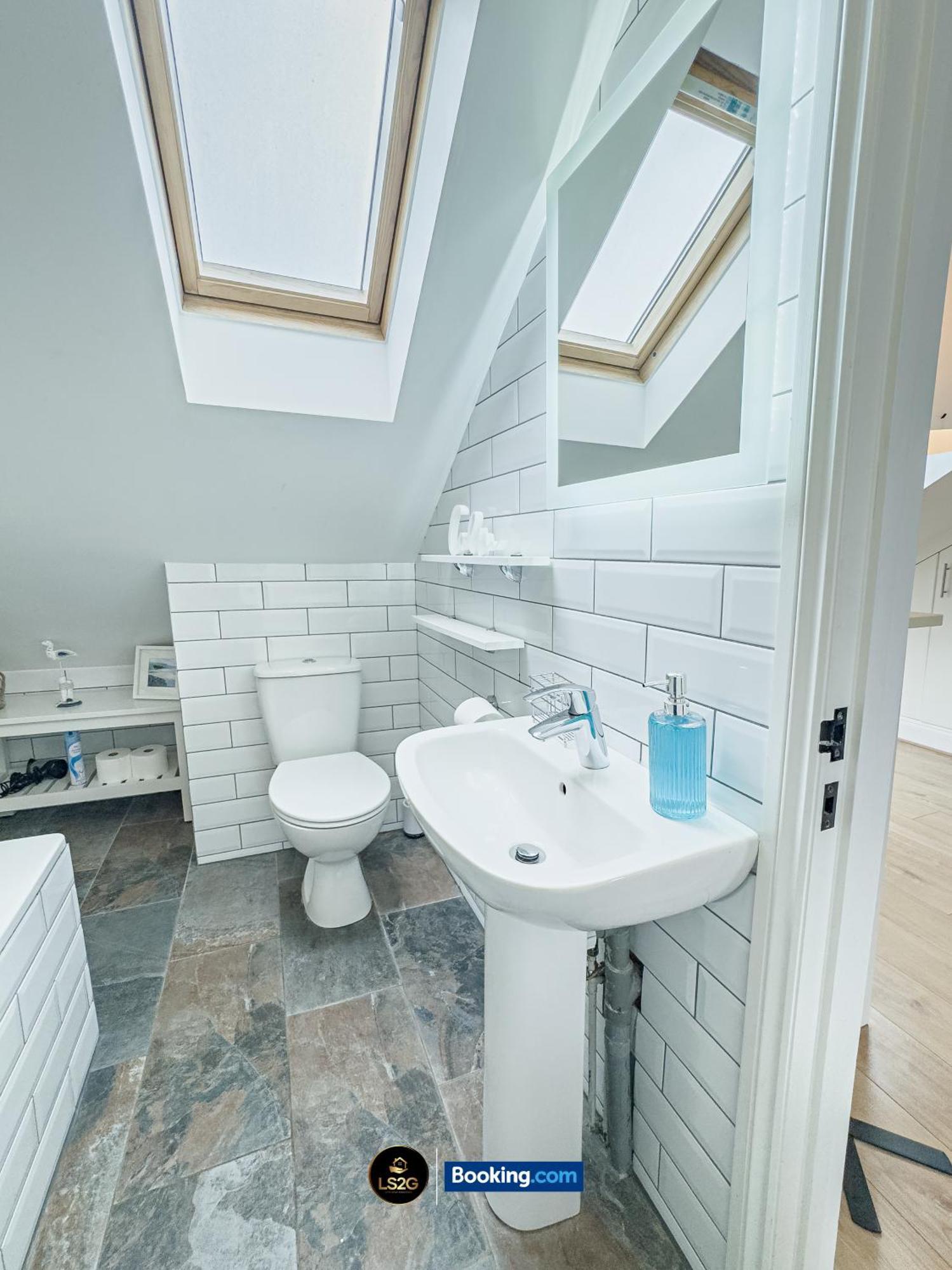 Stunning House By Ls2G Short Lets & Serviced Accommodation Greater London With Free Wifi Buitenkant foto