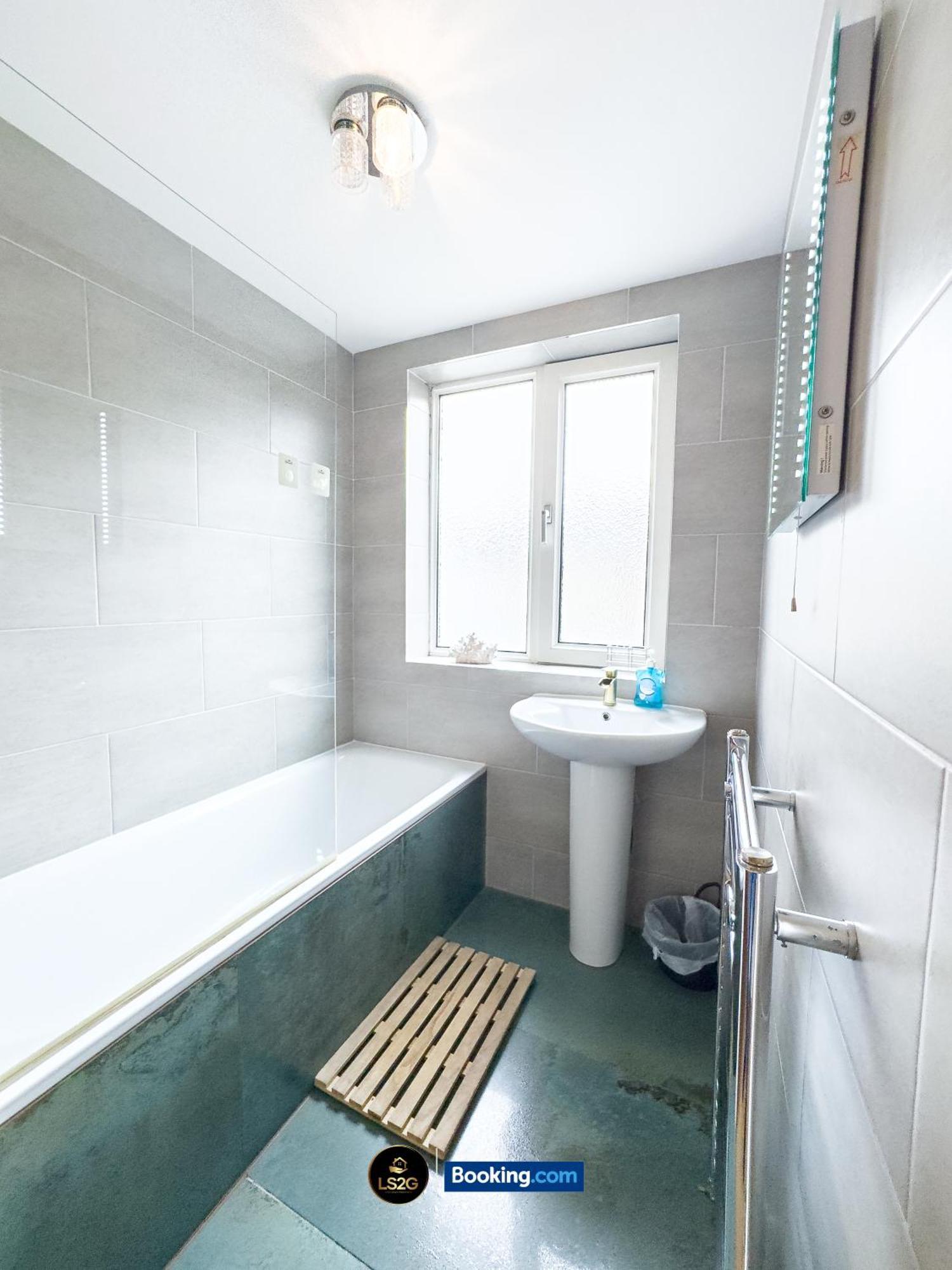 Stunning House By Ls2G Short Lets & Serviced Accommodation Greater London With Free Wifi Buitenkant foto