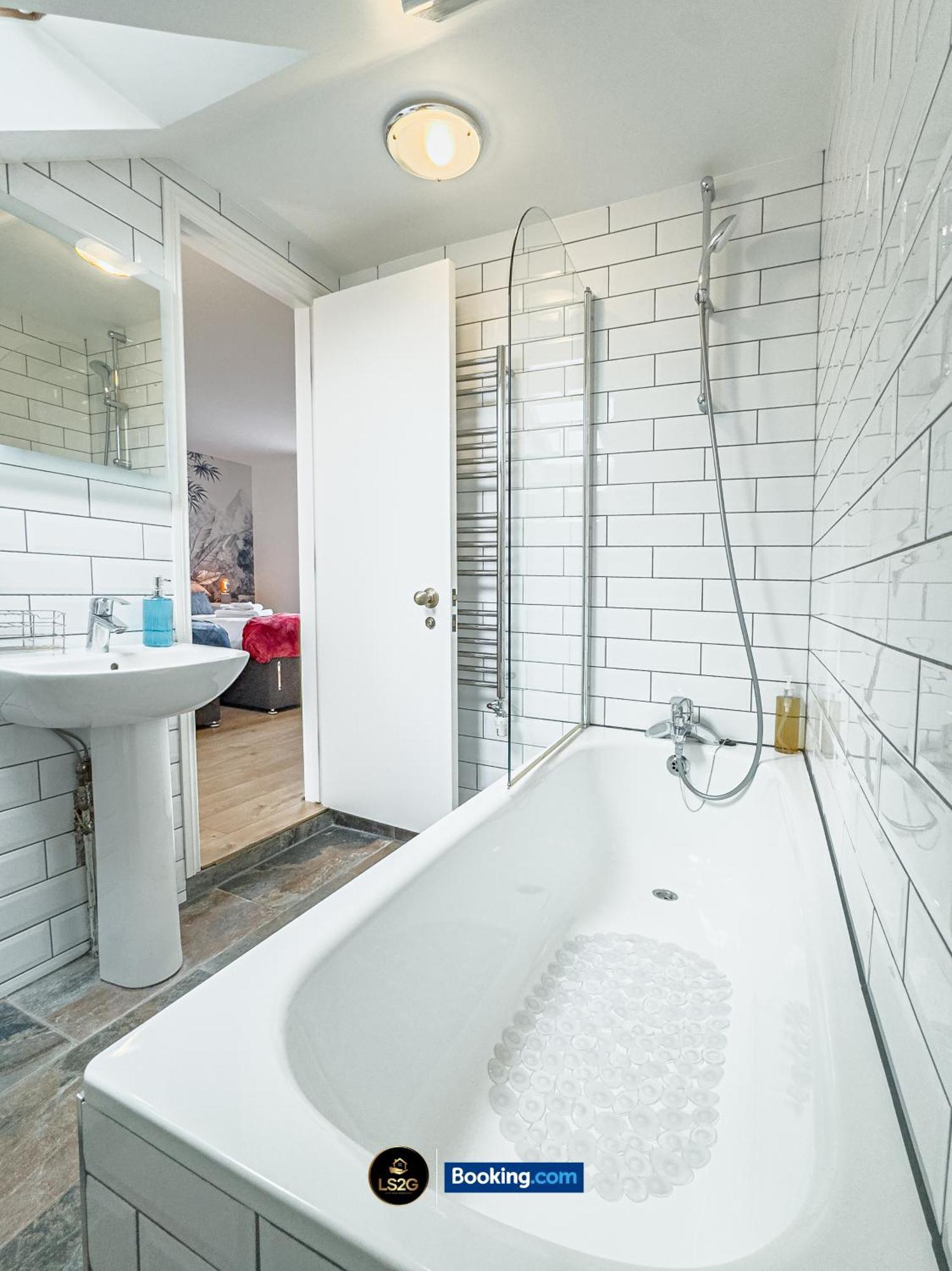 Stunning House By Ls2G Short Lets & Serviced Accommodation Greater London With Free Wifi Buitenkant foto